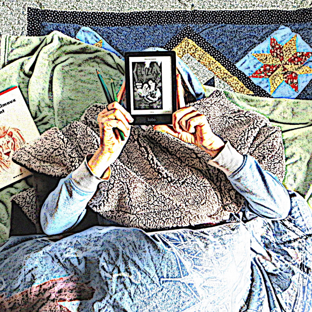 photo stylysée en dessin au crayon : femme blottie dans de multiples plaids, brandissant une liseuse avec la couverture de Eliza et ses Monstres de Francesca Zappia
