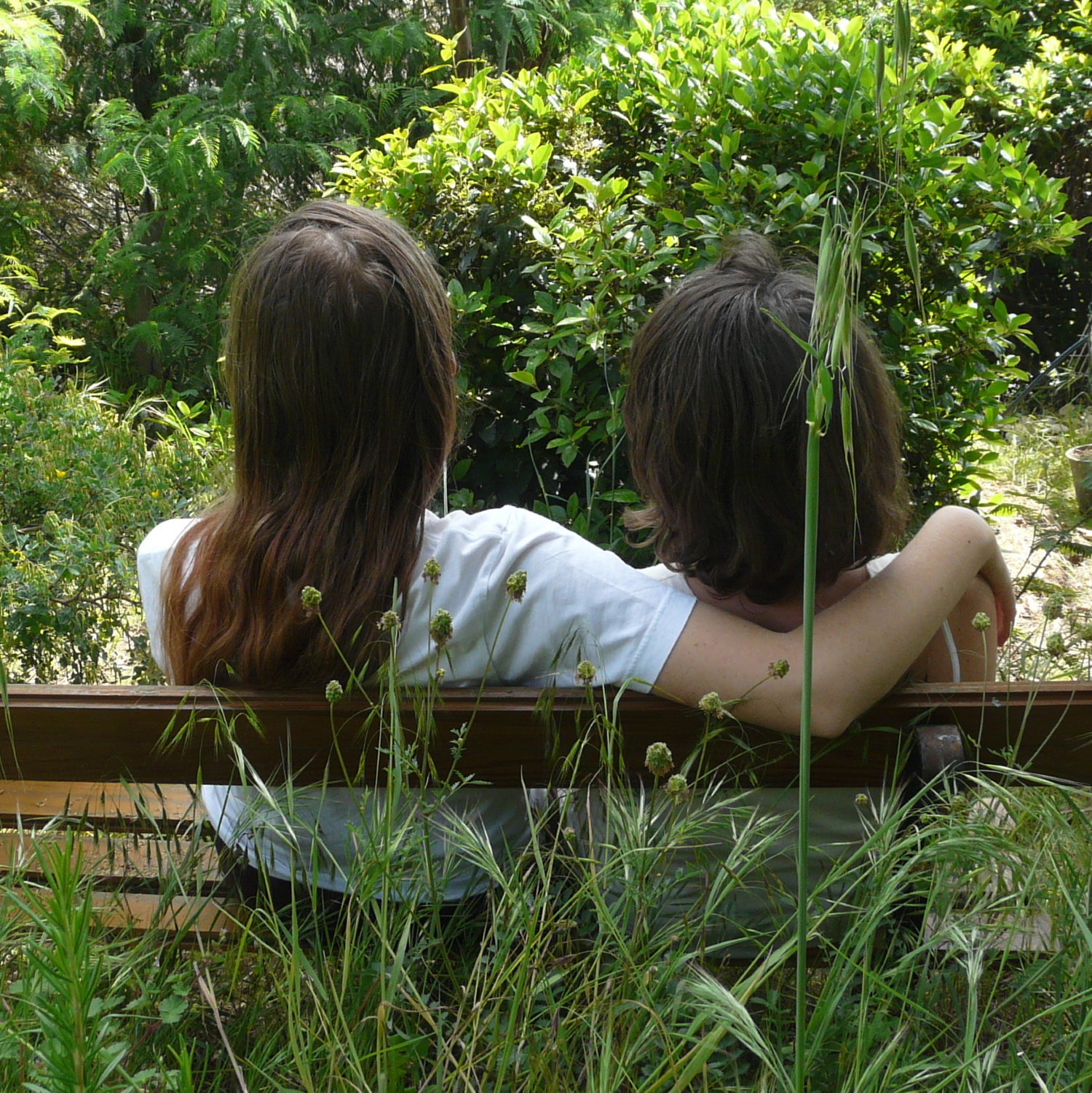 deux femmes proches sur un banc