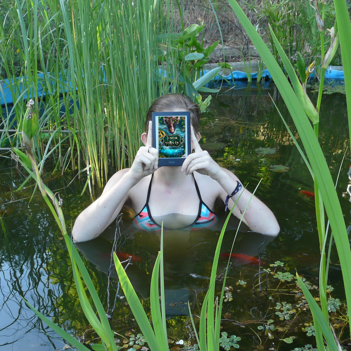 personne dans un étang lisant La Sirène aux Ecailles d’Or d’Isabelle Lesteplume