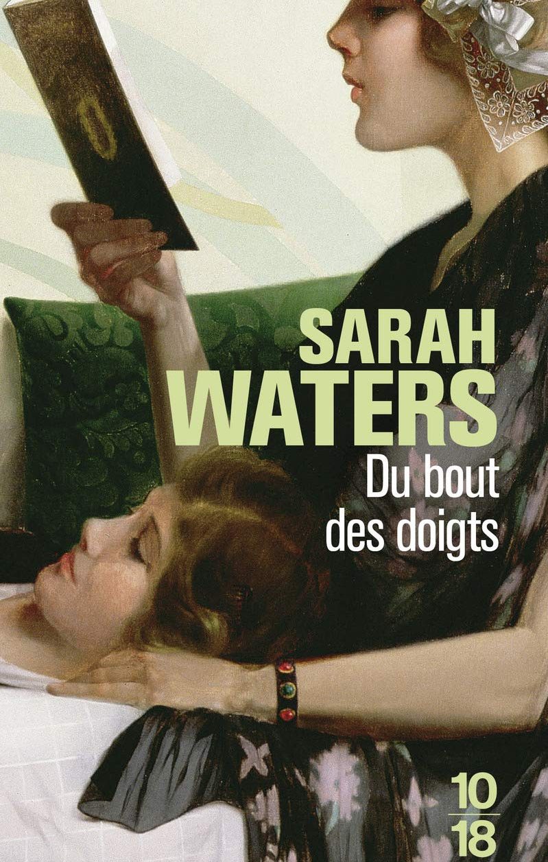 couverture de Du Bout des Doigts de Sarah Waters avec une femme lisant un roman, et une autre allongée sur ses genoux