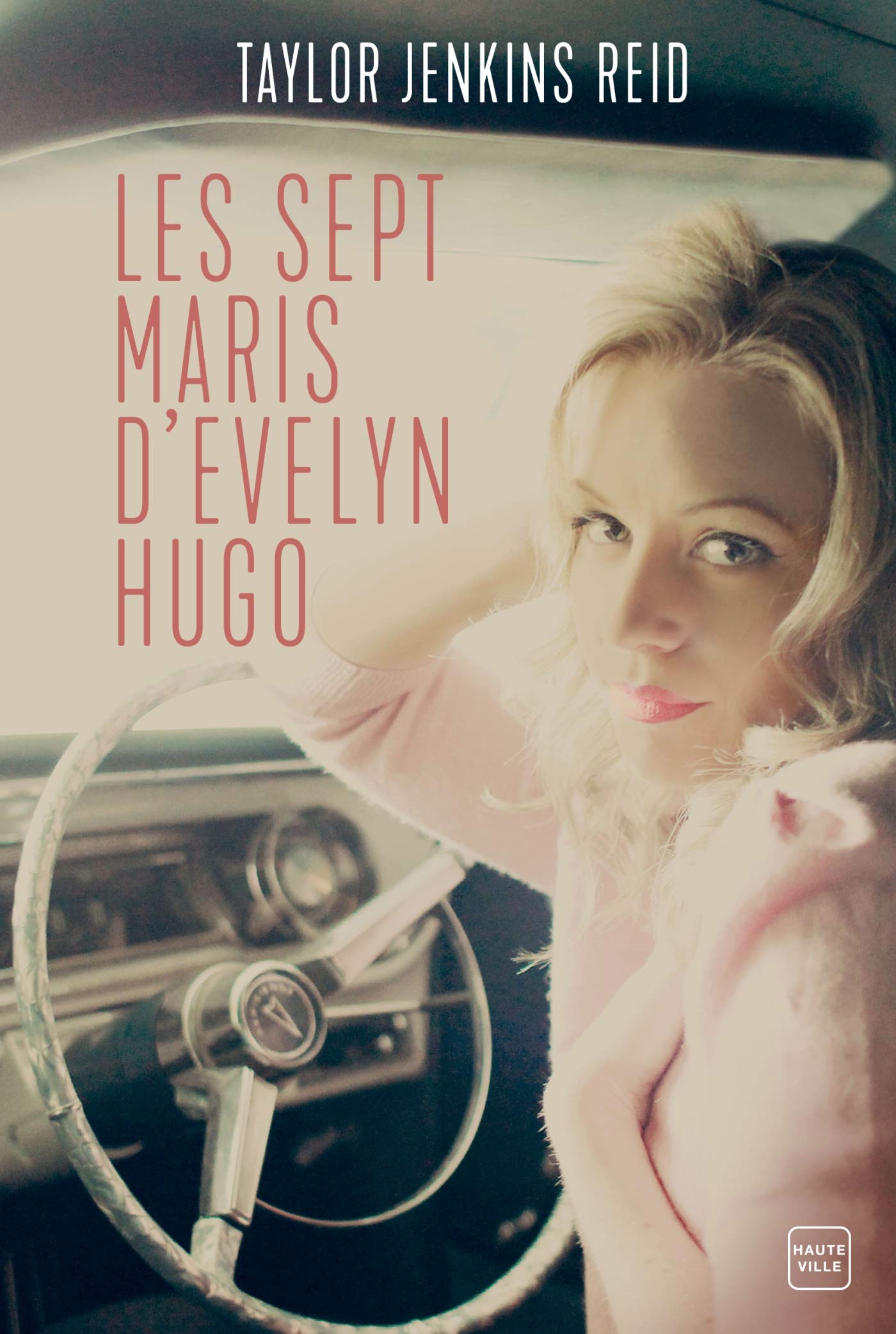 couverture de l'édition brochée de Les Sept Maris d'Evelyn Hugo de Taylor Jenkins Reid, avec une femme blanche dans une voiture
