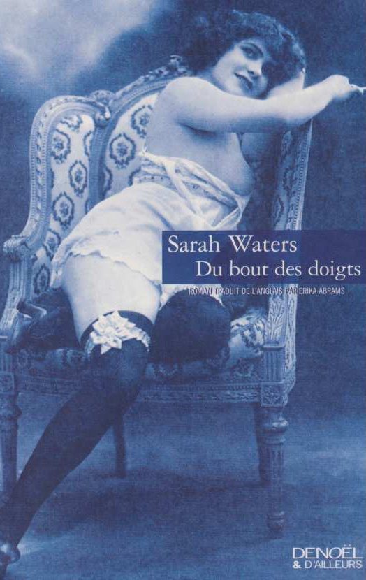 couverture de Du Bout des Doigts de Sarah Waters avec une femme en nuisette alanguie sur un fauteuil