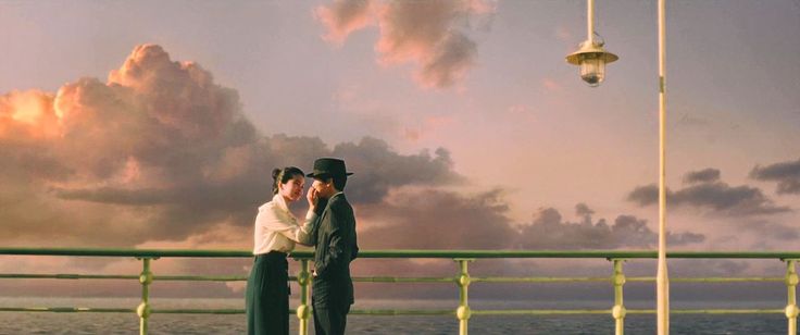 capture d'écran du film The Handmaiden, on voit deux silhouettes proches devant un coucher de soleil