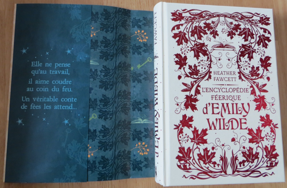 photos de l'édition reliée de L’Encyclopédie Féérique d’Emily Wilde de Heather Fawcett, avec la couverture extérieure, intérieure, et les illustrations de chapitre