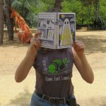 personne en débardeur avec une tortue et le sous-titre alone isn't lonely lisant Sad Ghost Club tome 1 de Lize Meddings devant un parc avec un écureuil géant s'appuyant d'un air fatigué contre les arbres