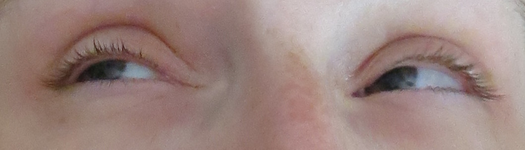 deux yeux qui regardent vers le côté