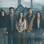 poster de la série The Haunting of Hill House montrant la maison et les cinq personnages debout devant une très grande maison