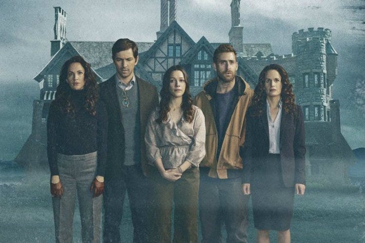 poster de la série The Haunting of Hill House montrant la maison et les cinq personnages debout devant une très grande maison