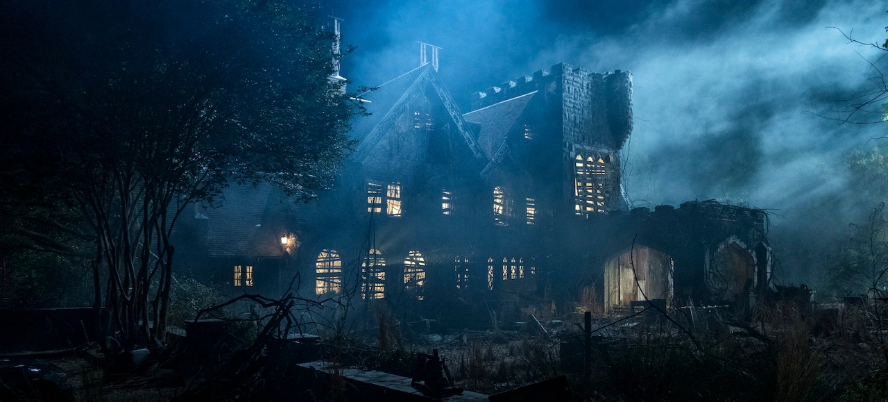 maison dans la nuit avec les fenêtres éclairées